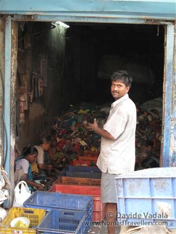 Also recycling is becoming more and more profitable and diffused . Women are working in the workshops as well as men. 040 Mumbai-Bombay-Dharavi-Slum India 3911