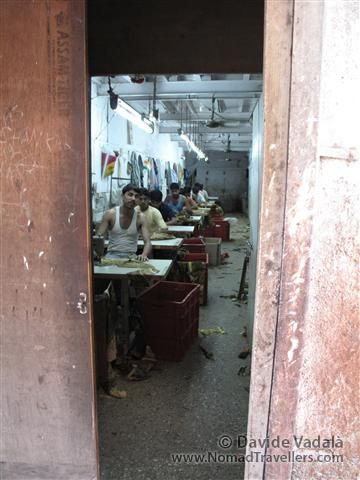 Lack of air and space is a leitmotiv in Darhavi slum. Workers have to share narrow spaces. 043 Mumbai-Bombay-Dharavi-Slum India 3919