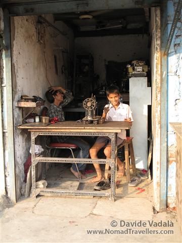 Even when exploited and in an unconfortable condition, kids never miss the chance for a smile. A ray of light in this darkness. 050 Mumbai-Bombay-Dharavi-Slum India 3936