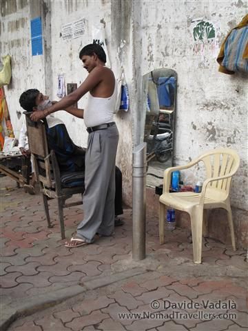 A barber shop in Darhavi slum: not only here, but everywhere in India, a chair and a mirror are enough to open an activity. 054 Mumbai-Bombay-Dharavi-Slum India 3950
