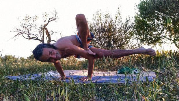 Maksikanagasana yoga pose