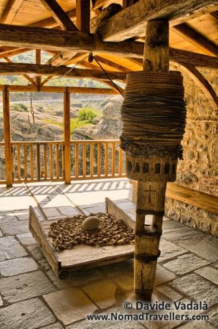 Lifting system with ropes in Meteora