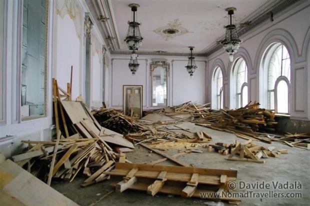 The "Mirror" Room that looks like a wood storage