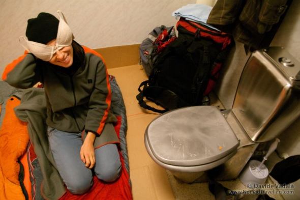 Oti dressing like a fly in a Norwegian toilet