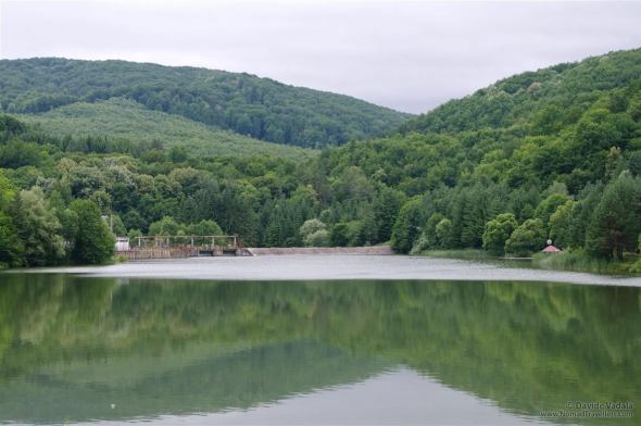 A guy opens the door and invites us to go out. Our fears start to fade, and we see a beautiful lake waiting for us! Actually the guys are really friendly 002-Oravita-Romania-Photo-Story-0120