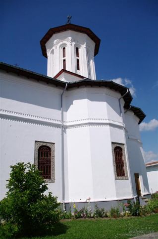 He invites us to visit the monastery but we decline being in a hurry to reach our destination. Eventually he decides to take us there despite our refusal. The place is pleasant, but we are not confortable getting more and more late. A first time the priest gives us a tour of the monastery in french: the church, the chapel being restored and the apartments.  007-Monastery-Giurgiu-Romania-Photo-Story0132